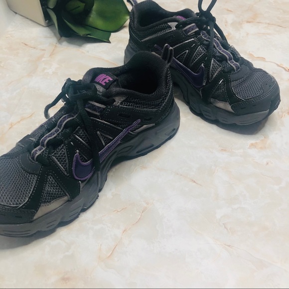 NIKE AIR Sneakers - GREY BLACK ATHLETIC SHOES PURPLE SWOOSH 6.5 - Picture 3 of 5